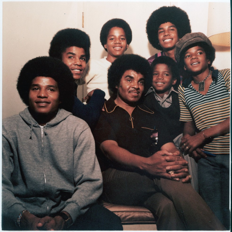 Jackson 5 e o pai Joseph "Joe" Jackson — Foto: Getty Images