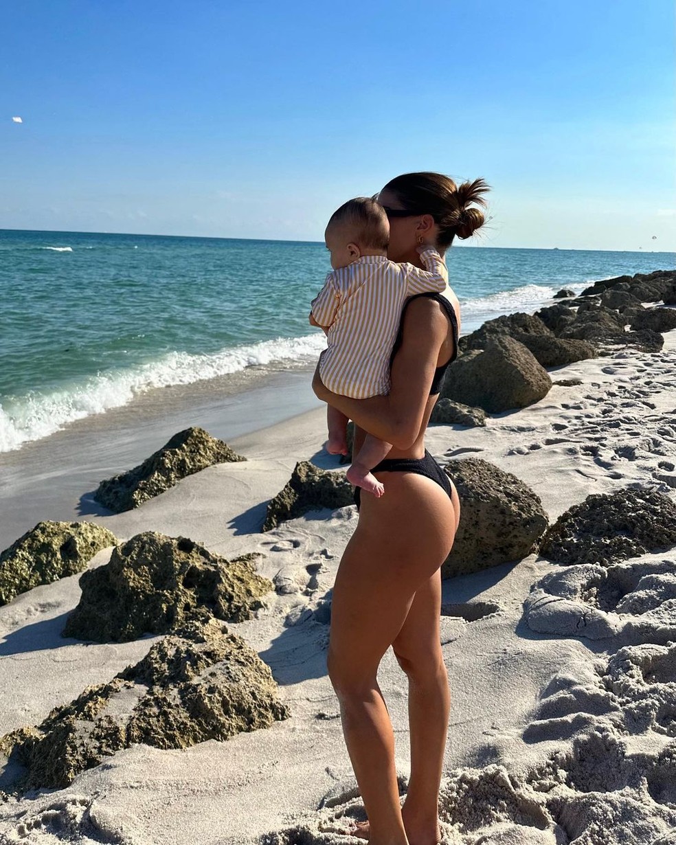 Camila Coelho leva o filho pela primeira vez à praia