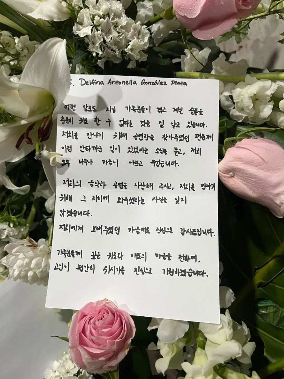 Stray Kids presta homenagem para Delfina Antonella González Plata em seu funeral — Foto: Reprodução/Instagram