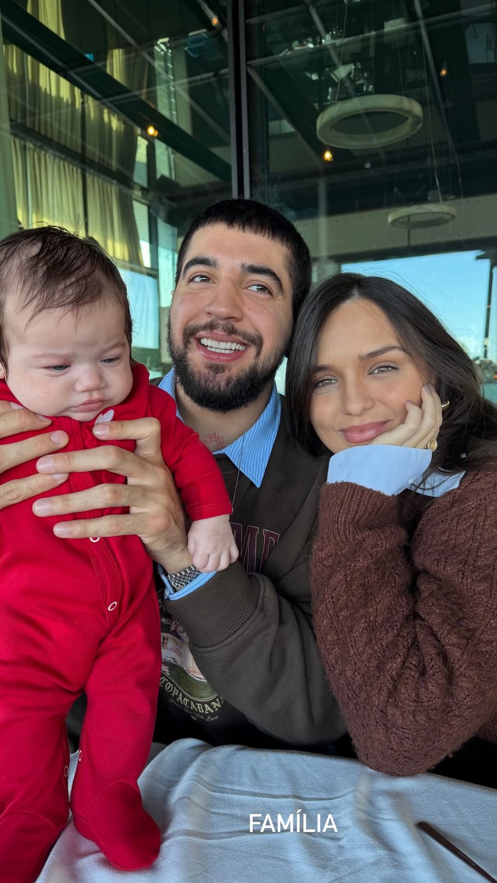 Zuza com os pais, Nattan e Rafa Kalimann — Foto: Reprodução/Instagram