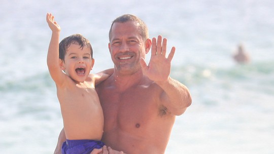 Malvino Salvador curte praia no Rio com Kyra Gracie e filho caçula