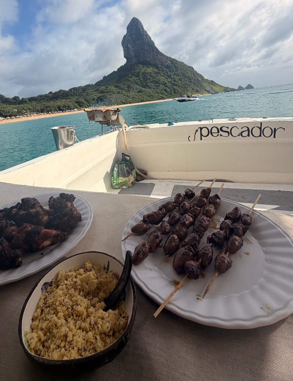 Deborah Secco abre álbum em Noronha passeio de barco com a filha — Foto: Reprodução/Instagram