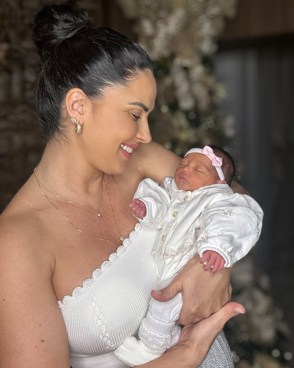 Graciele Lacerda posta look de ano novo com filha no colo e explica  ausência de Zezé Di Camargo