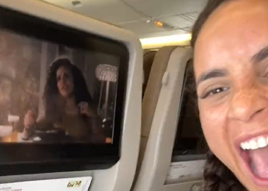 Ex-BBB Domitila Barros reage ao ver filme que fez disponível em voo