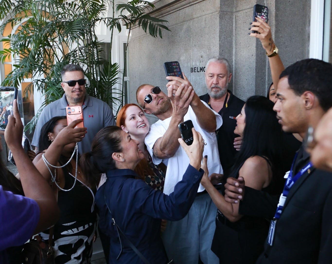 Ricky Martin faz selfies com fãs na porta do Copacabana Palace - Foto