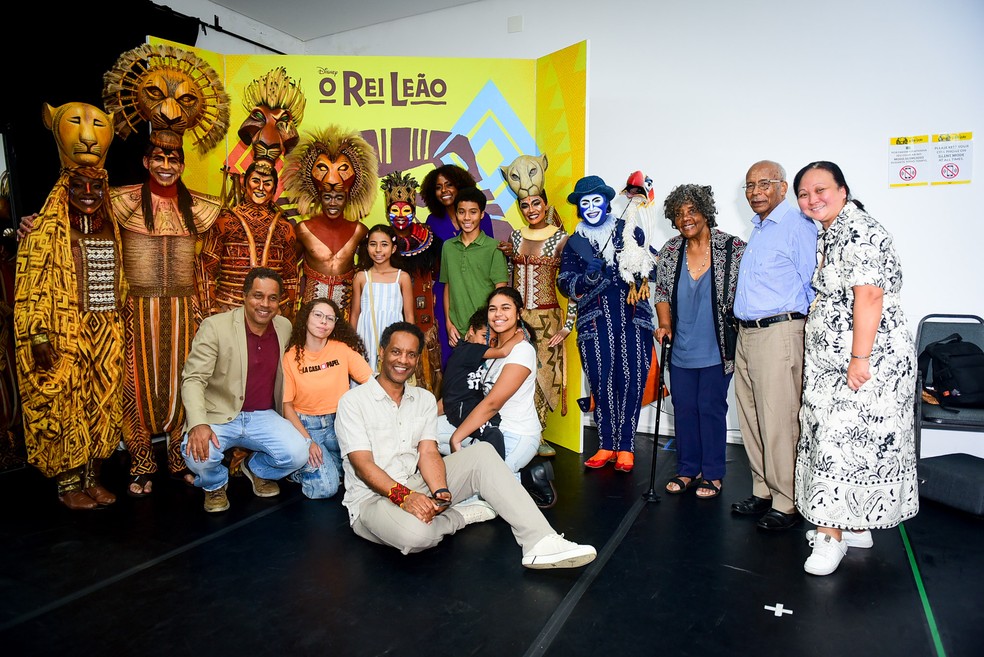 Maju Coutinho foi com a família ao teatro — Foto: Andy Santana / Brazil News