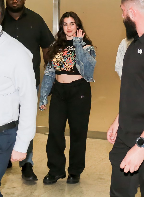Lauren Jauregui, ex-Fifth Harmony, desembarca em São Paulo e recebe o