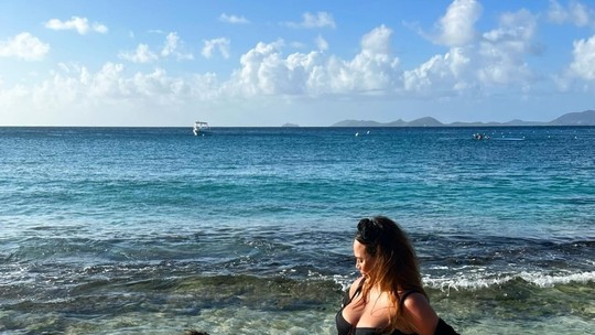 Chrissy Teigen exibe barrigão da gravidez em dia de praia com o filho