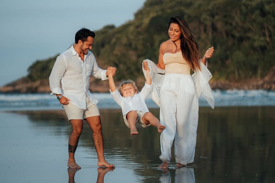 Thammy Miranda e Andressa Ferreira fazem ensaio na praia para celebrar ...