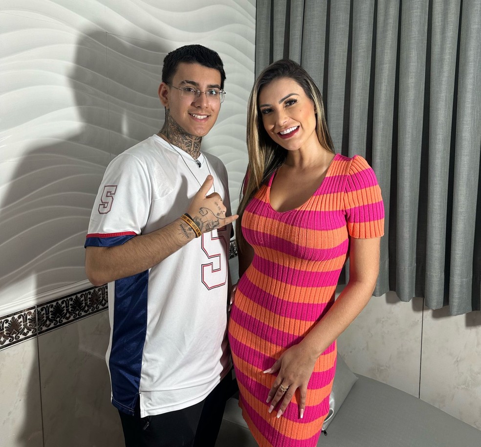 Andressa Urach faz primeira cena com casal e ensina a ser 'marmita