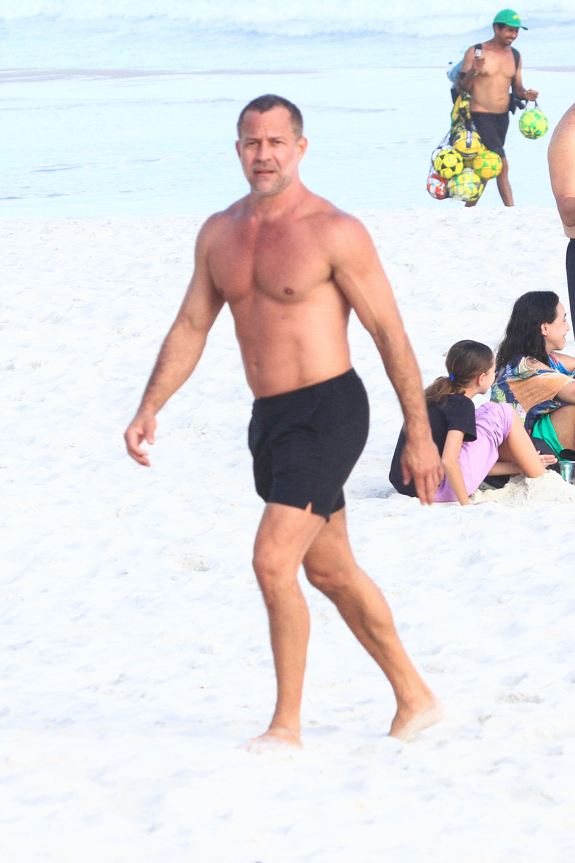 Malvino Salvador e Kyra Gracie curtem praia em família no Rio; fotos