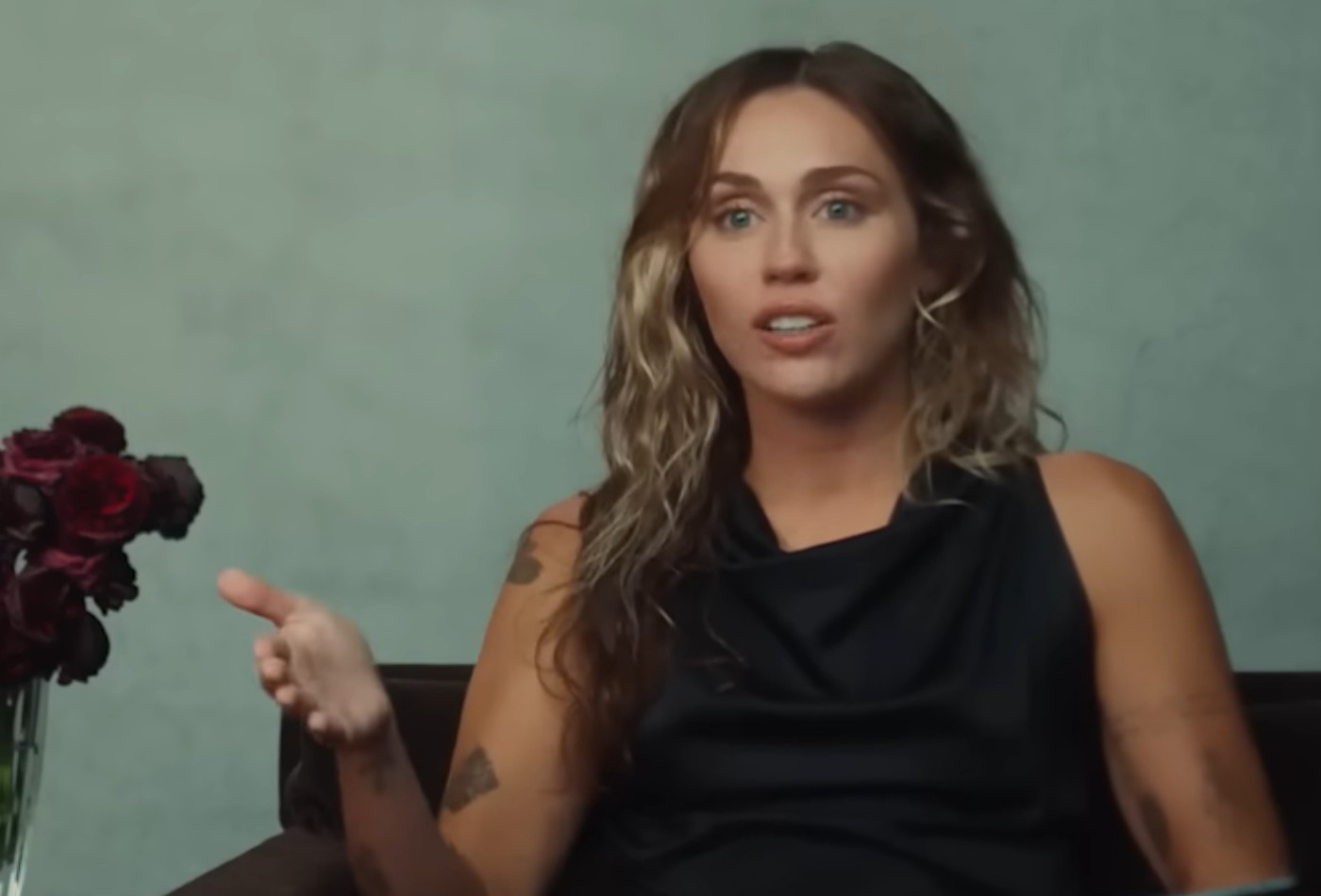 Internet resgata vídeo em que Miley Cyrus fala sobre 25 de agosto após morte de Dolly Parton - QTU Questões do Universo