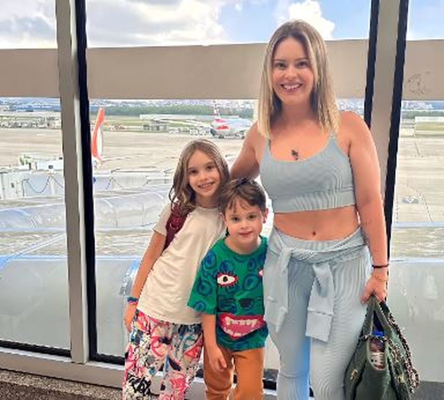 Mariana Bridi com os filhos, Aurora e Valentim, no aeroporto rumo a Fortaleza