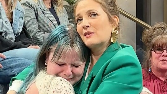 Drew Barrymore consola mulher chorando na plateia de seu programa; entenda