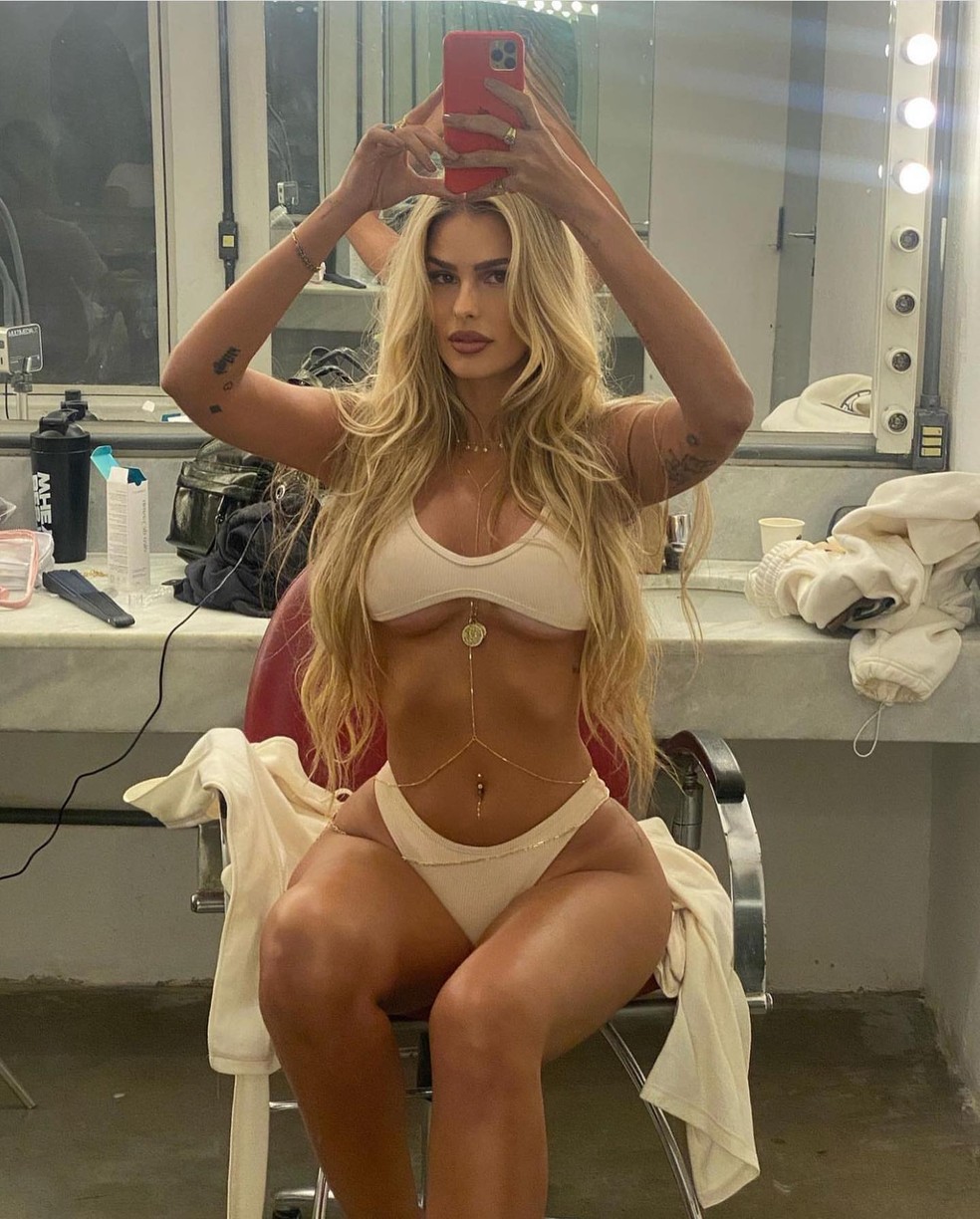 Yasmin brunet pagando peitinho