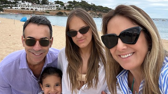 Ticiane Pinheiro abre álbum de férias com César Tralli e filhas