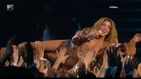 Shakira é carregada pela plateia ao cantar no VMA música sobre traição de Piqué
