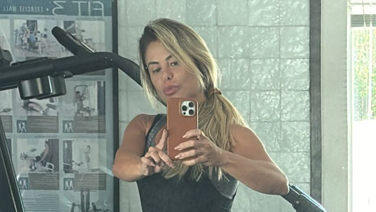 Poliana Rocha, mulher de Leonardo, mostra 'bumbum na nuca' em treino; assista