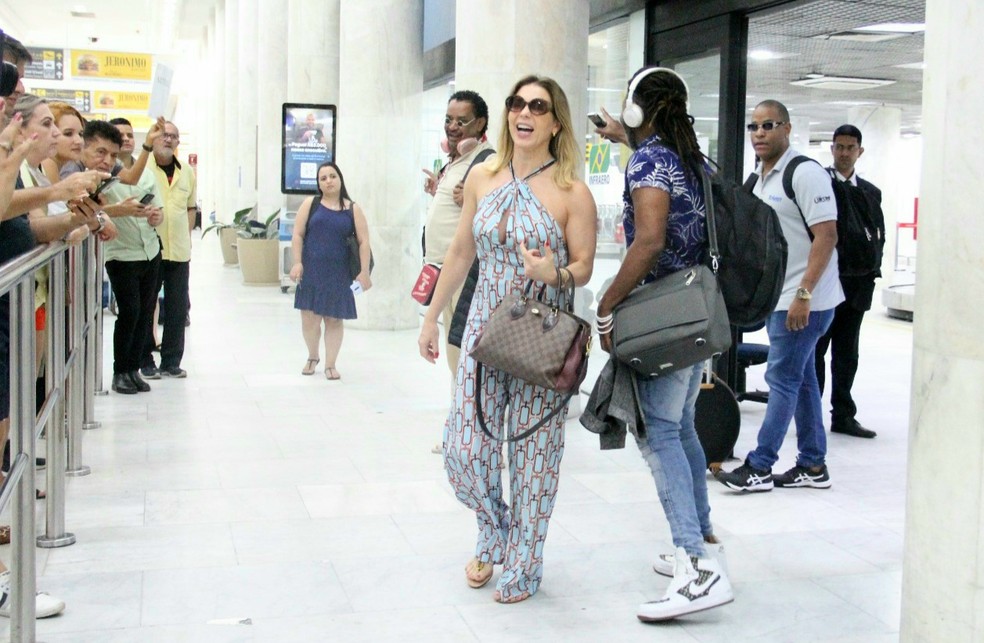 É o Tchan é recepcionado por fãs em aeroporto do Rio de Janeiro — Foto: Gabriel Rangel/AgNews