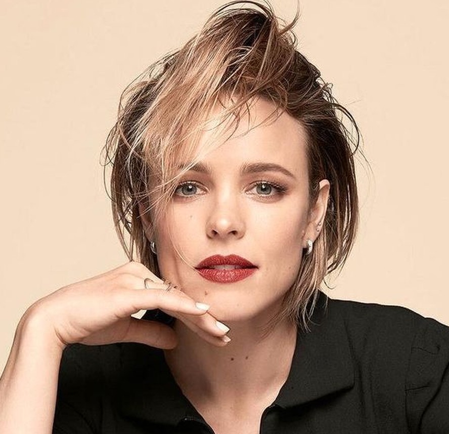 Rachel McAdams mostra sovaco cabeludo em ensaio; veja