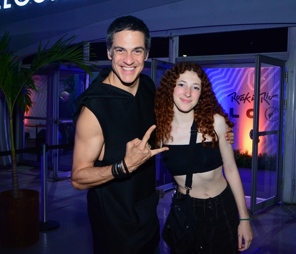 Mateus Solano faz rara aparição com a filha Flora no Rock in Rio; fotos