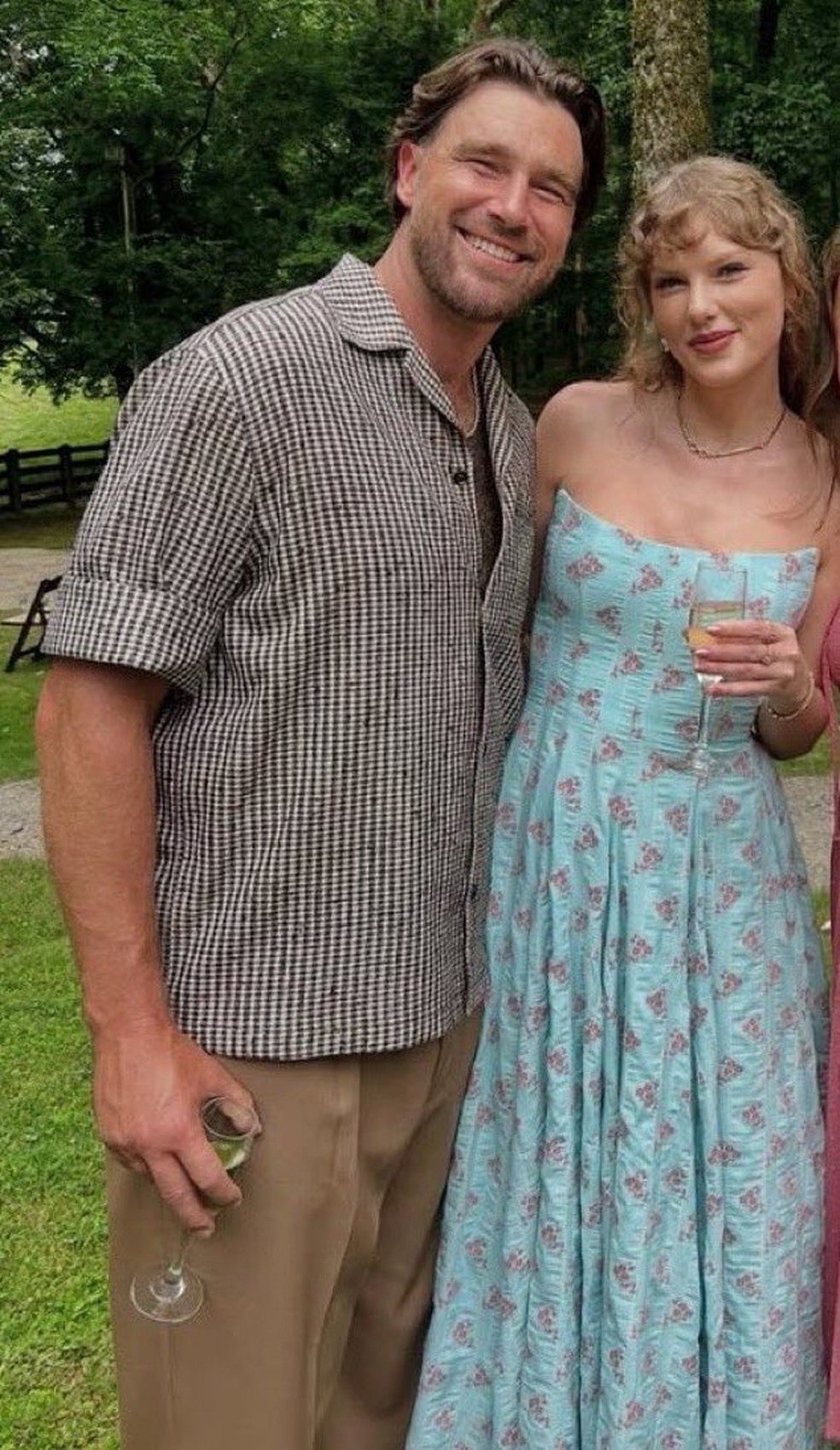 Taylor Swift e Travis Kelce em festa de casamento — Foto: Reprodução/Instagram