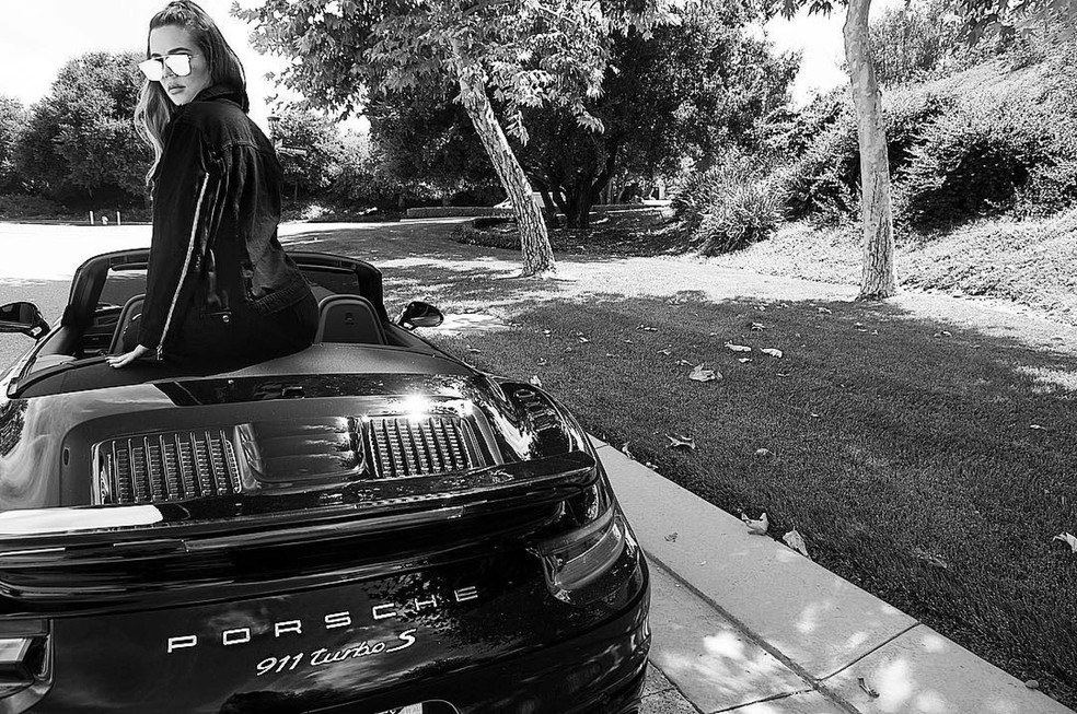 Khloé Kardashian em seu Porshe 911 Turbo S — Foto: Reprodução / Instagram