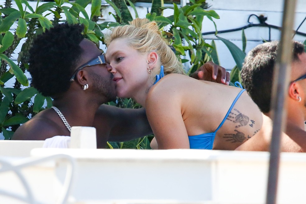 Vini Jr. e Virginia Fonseca curtem praia no Rio — Foto: Dilson Silva/Agnews