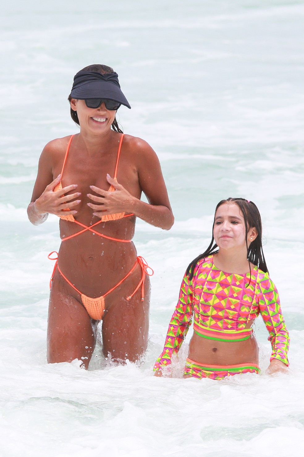Deborah Secco curte praia com a filha, Maria Flor — Foto: Dilson Silva/AgNews