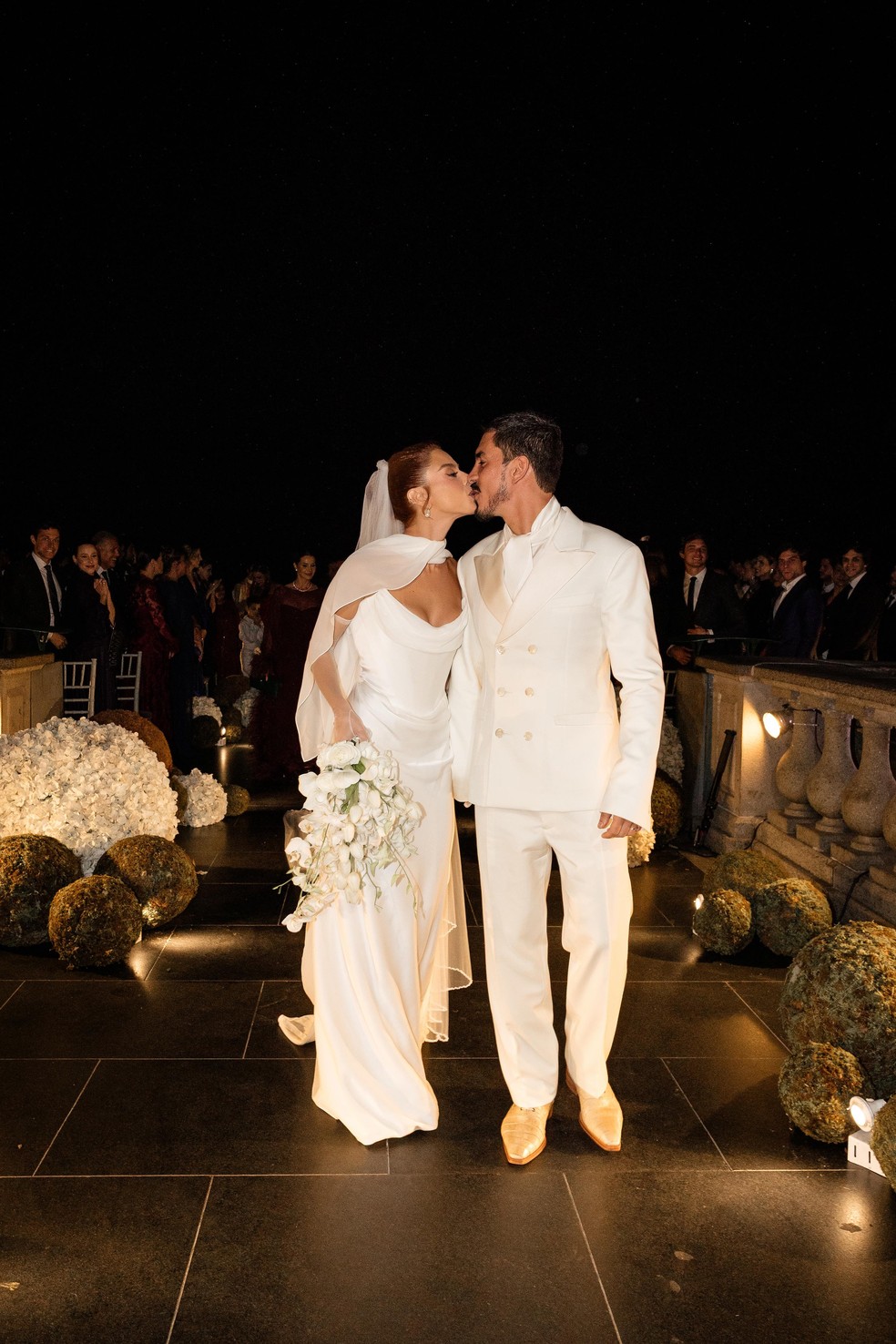 O beijo dos noivos Giovanna Lancellotti e Gabriel David — Foto: Anna Quast e Ricky Arruda