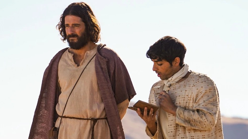 Jonathan Roumie e Paras Patel interpretam Jesus e Mateus, respectivamente, em 'The Chosen' — Foto: Divulgação