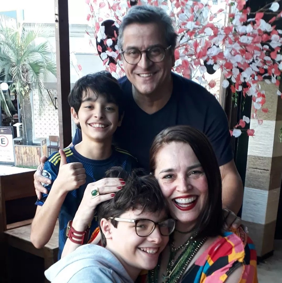 Suzy Rêgo com o marido, Fernando Vieira, e os filhos gêmeos, Marco e Massimo, de 14 anos — Foto: Reprodução/Instagram