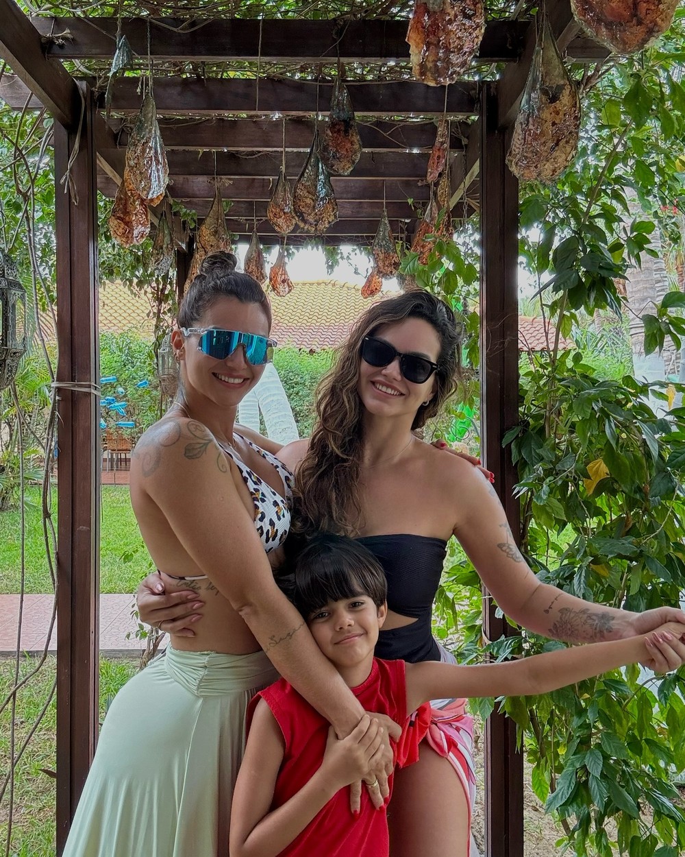 Kelly Key posa com a filha, e seguidores brincam com semelhança: 'Quem ...