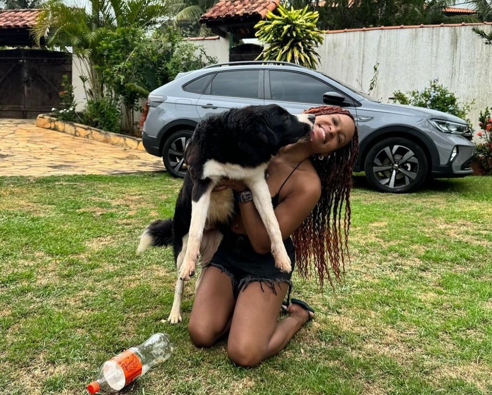 Rebeca Andrade em momento de lazer com um de seus cachorros — Foto: Reprodução/Instagram