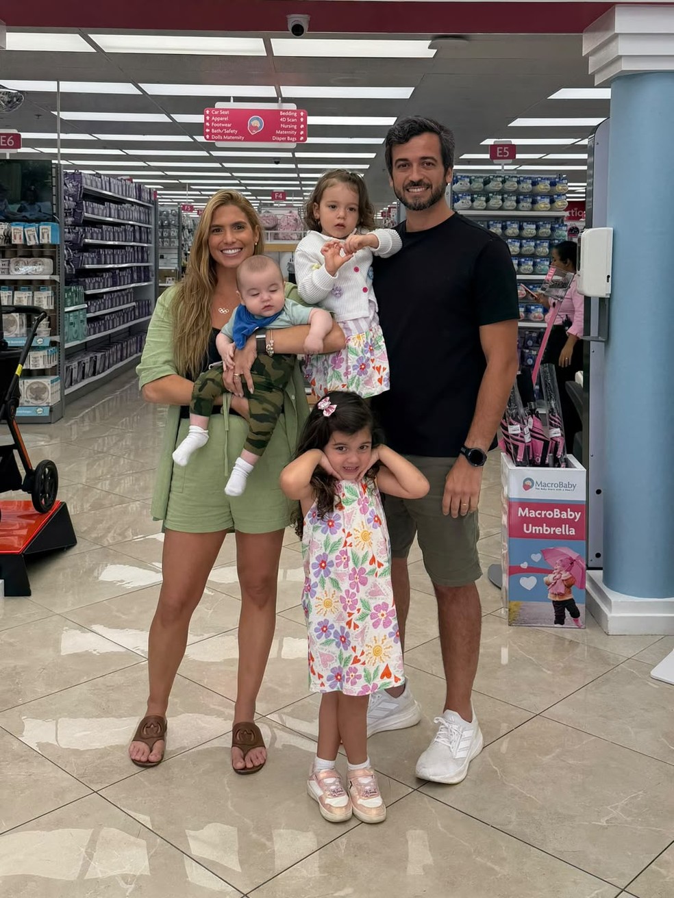 Branca Feres e Gustavo Frota com os filhos: Nicole, Manuela e Guilherme — Foto: Divulgação