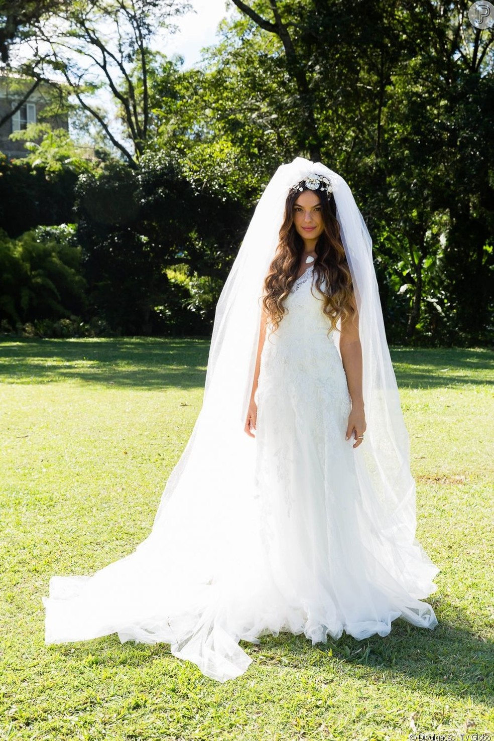Vestido de noiva de Ritinha (Isis Valverde) para casamento com Ruy (Fiuk) na novela 'A Força do Querer' (Globo, 2017) — Foto: Divulgação/TV Globo
