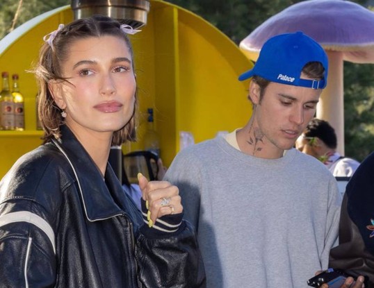 Hailey Bieber e Justin Bieber na festa de aniversário do cantor