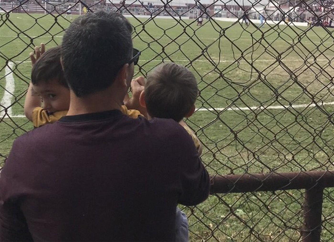 André Rizek leva seus gêmeos com Andréia Sadi pela 1ª vez ao estádio