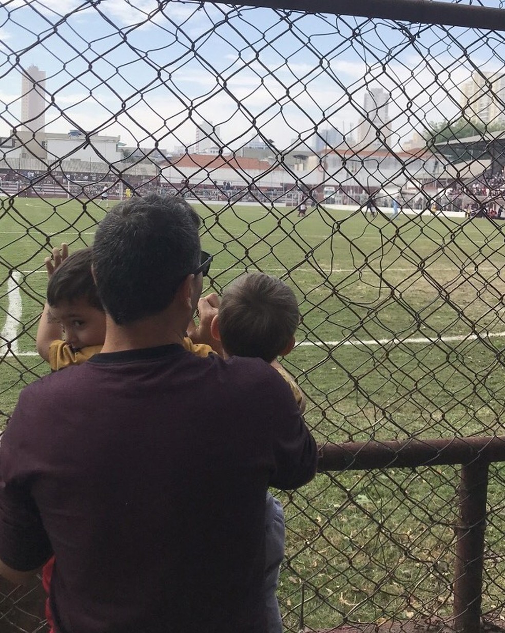 André Rizek leva seus gêmeos com Andréia Sadi pela 1ª vez ao estádio