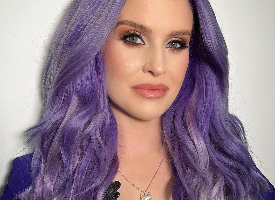 Kelly Osbourne mostra silhueta sequinha seis meses após dar à luz