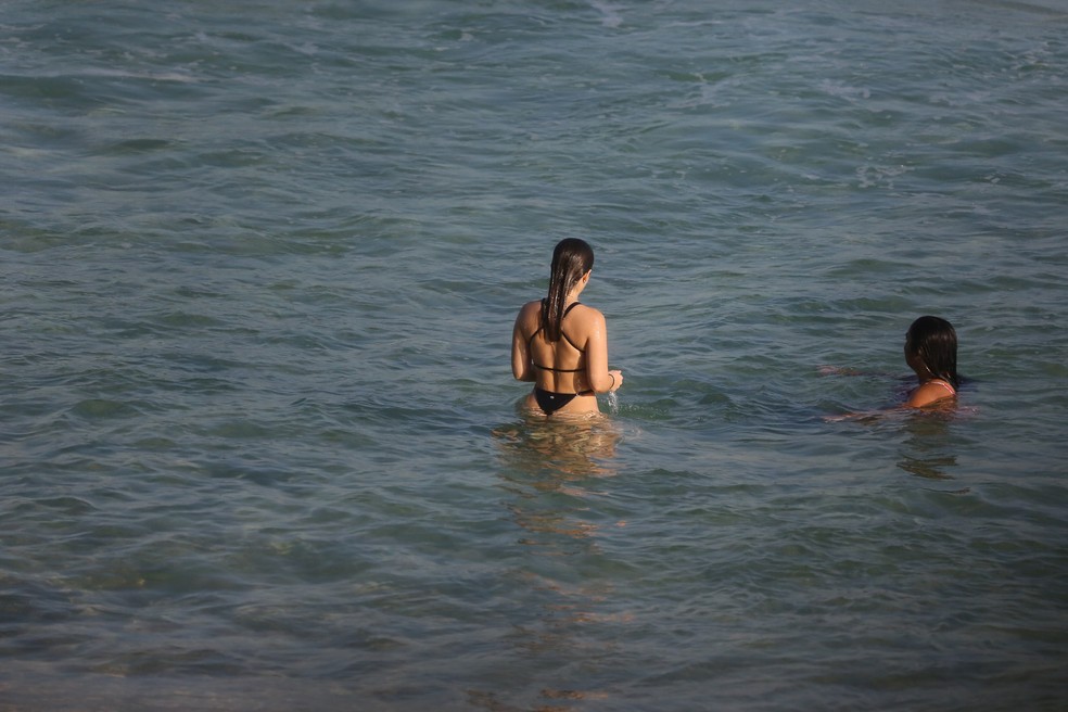 Mel Maia é flagrada fumando 'cigarrinho suspeito' em praia; veja foto