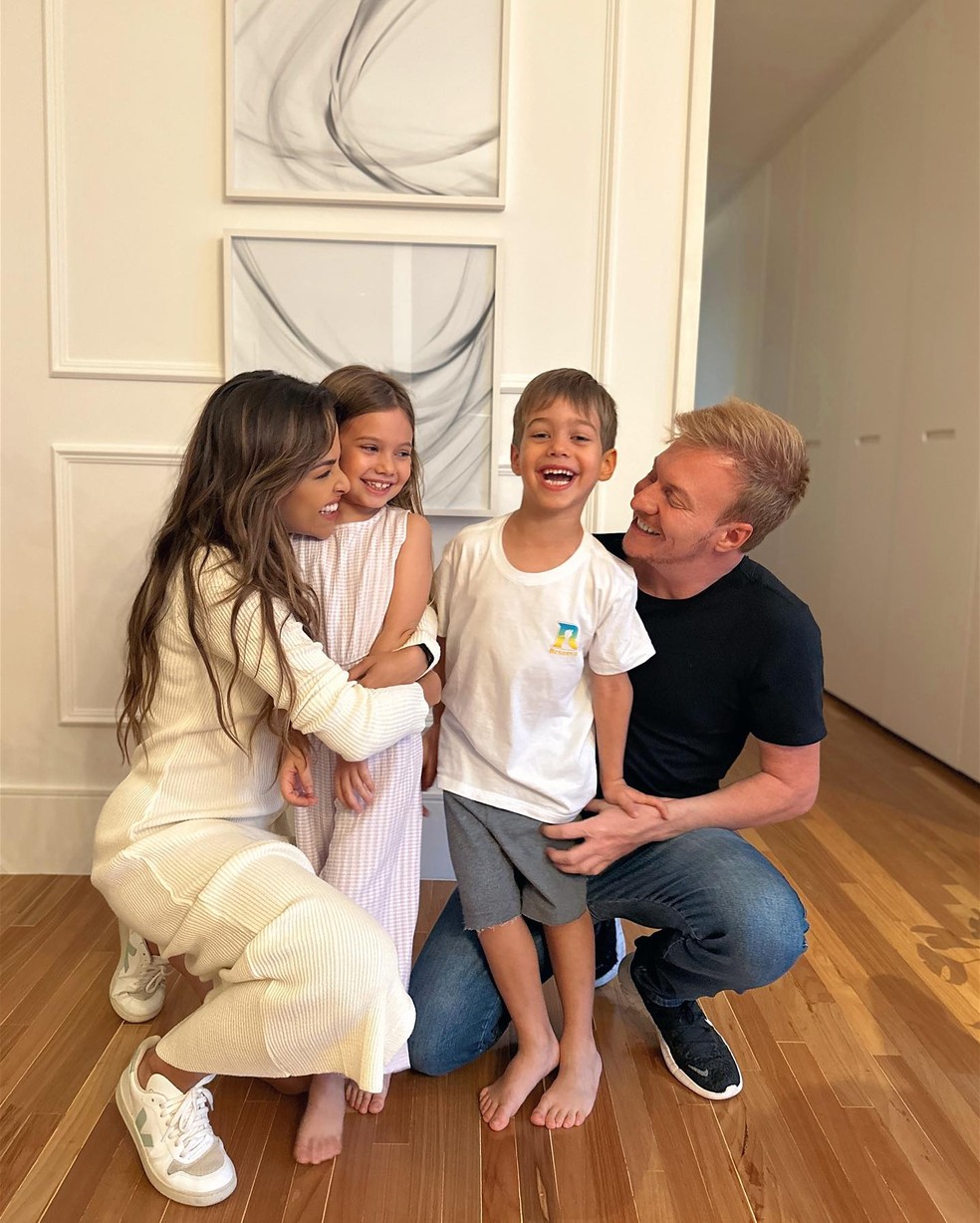Gabi Luthai e Téo Teló com Melinda e Teodoro, filhos de Thais Fersoza e Michel Teló, em foto de julho de 2023 — Foto: Instagram