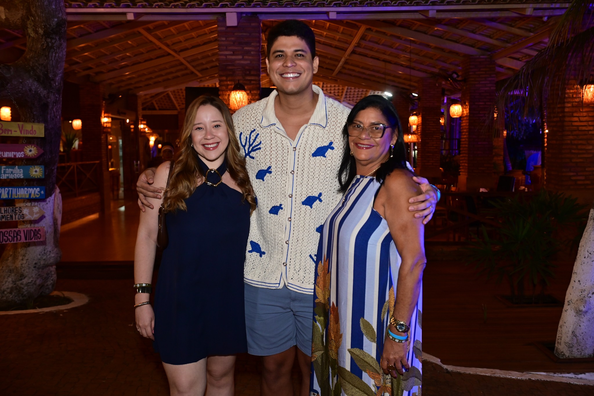 Ex-BBBs e celebridades apostam em looks azuis para luau na 1ª noite do São João da Thay