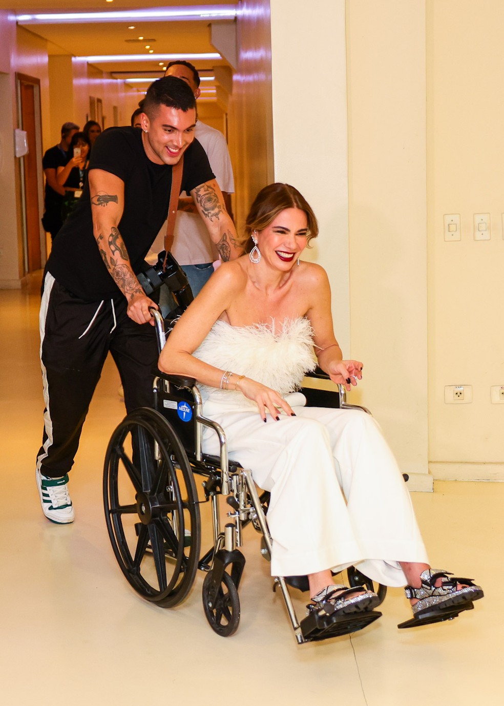 Luciana Gimenez tem ajuda de cadeira de rodas para circular por emissora — Foto: Brazil News