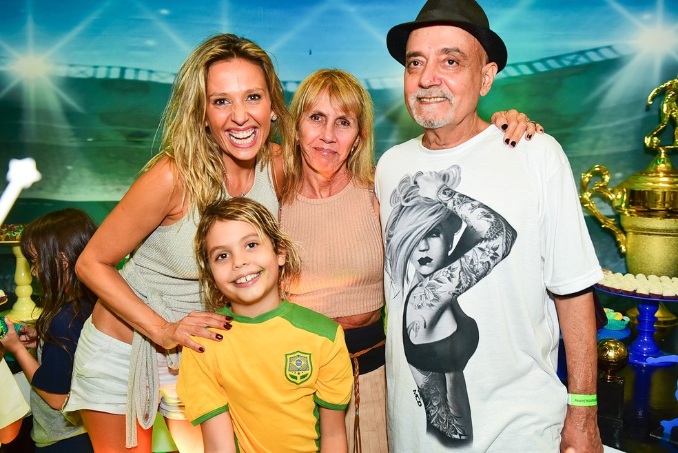 Luisa Mell (na foto com os pais, José Alfredo e Sandra) comemora os 8 anos do filho, Enzo — Foto: Andy Santana/BrazilNews