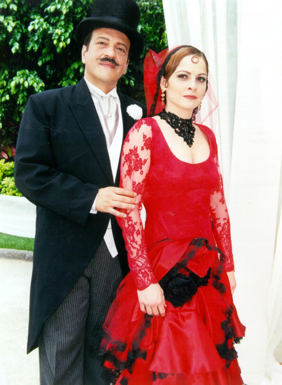 Em 'O Cravo e a Rosa' (Globo, 2000), Marcela (Drica Moraes) usou vestido de noiva vermelho para casar com Batista (Luis Mello) — Foto: Cristiana Isidoro/TV Globo