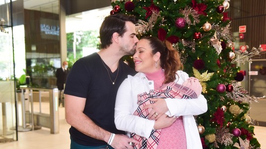Renata Dominguez e marido deixam maternidade com a filha recém-nascida