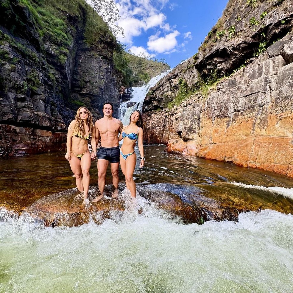 Vanessa Lopes curtiu cachoeira com os pais — Foto: Reprodução/Instagram