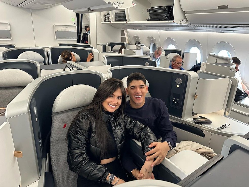 Ingra Soares e Zé Vaqueiro em avião — Foto: Reprodução / Instagram