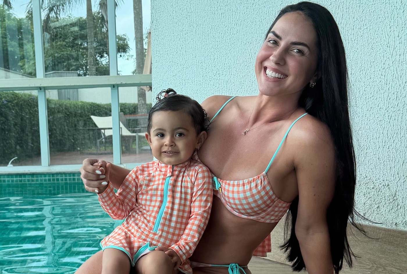 Graciele Lacerda combina look com a filha em dia de piscina